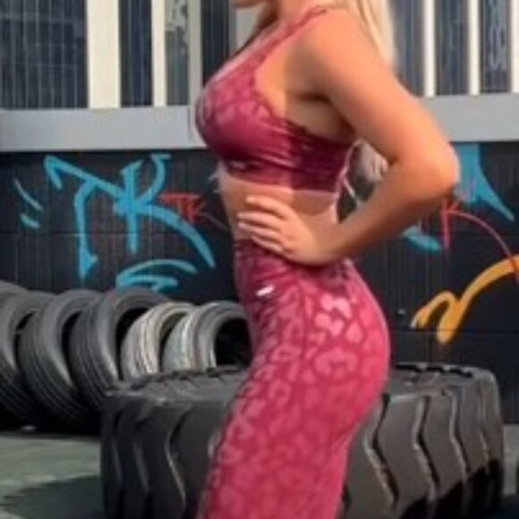 Bombshell Burgandy Leggings and Sports Bra - Picture 4 of 16